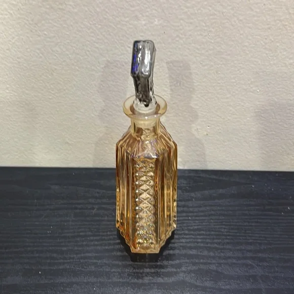 Elegant Glass Decanter with Stopper - Picture 2 of 3